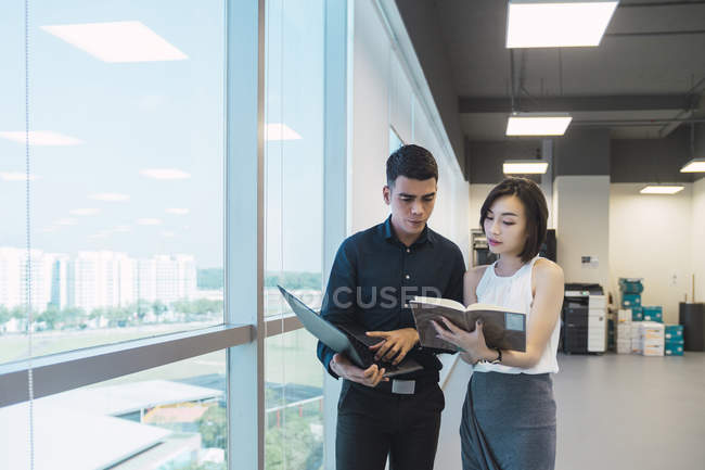 Jeunes gens d'affaires asiatiques au travail dans un bureau moderne — Photo de stock