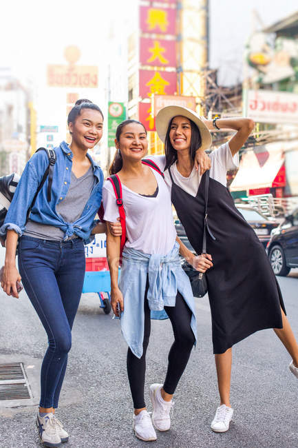 Три симпатичные азиатские девушки гуляют и веселятся в Чайнатауне, Бангкок — стоковое фото
