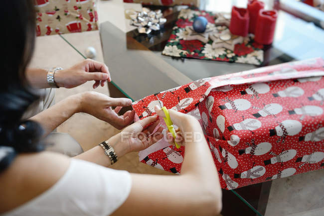 Famiglia asiatica che celebra le vacanze di Natale e regali di imballaggio — Foto stock