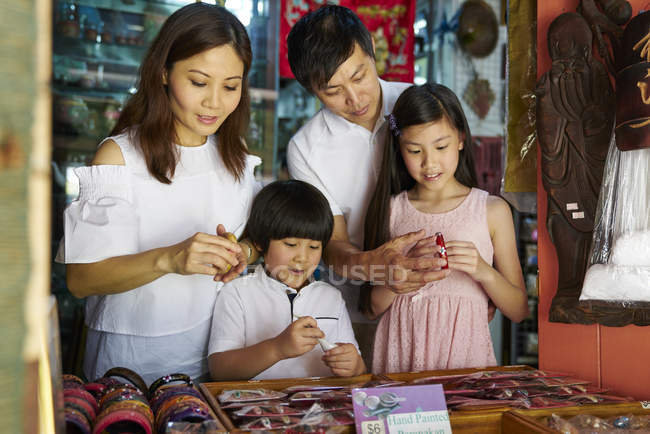 Семья, изучающая арабскую улицу в Сингапуре — стоковое фото