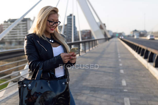 Femme blonde chinoise à Barcelone — Photo de stock