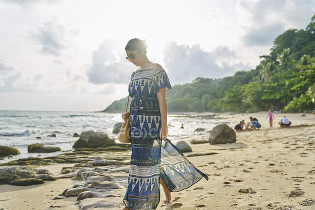РЕЛИЗНЫ Молодая женщина, прогуливающаяся по пляжу Ко Куд, Таиланд — стоковое фото