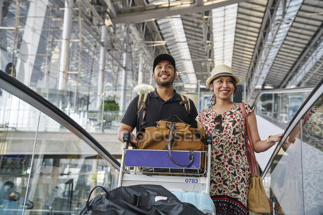 Feliz casal asiático no Aeroporto Internacional de Bangkok — Fotografia de Stock
