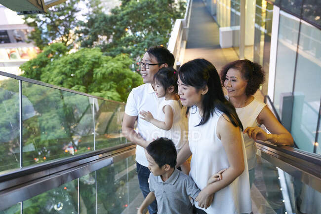 LIBERTAS Familia asiática feliz pasar tiempo juntos en el centro comercial - foto de stock