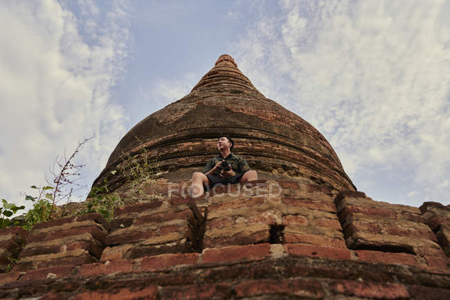 Giovane che viaggia intorno all'antico tempio di Pyathadar, Bagan, Myanmar — Foto stock