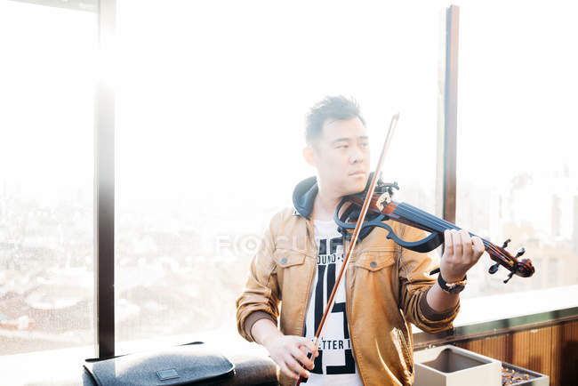 Молодий азіатський музикант чоловік зі скрипкою — стокове фото