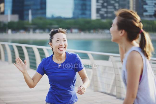 Молоді азіатські жінки займаються на відкритому повітрі — стокове фото