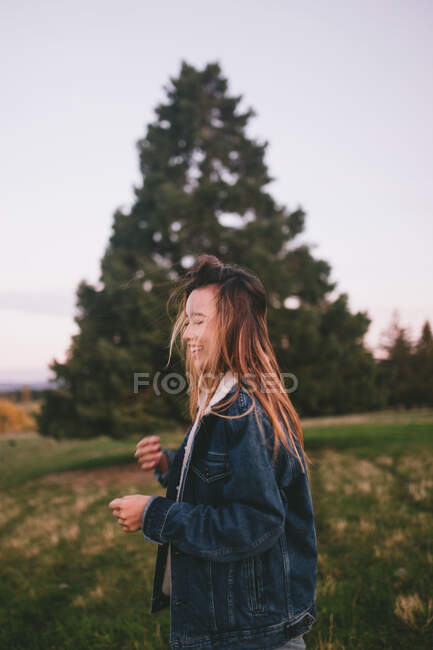 Jeune femme explorant la forêt à Waikato, Nouvelle-Zélande — Photo de stock