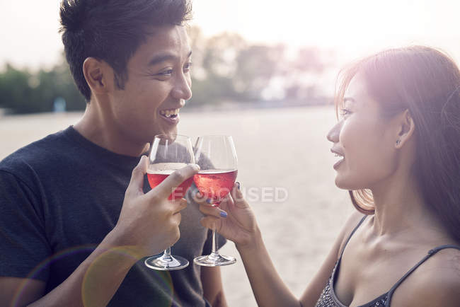 Attrayant jeune asiatique couple ayant boire — Photo de stock