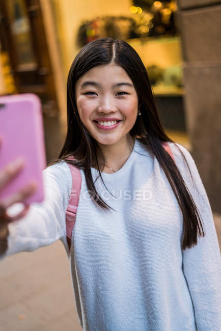 Молодий туристичних жінка беручи selfie в Барселоні — стокове фото