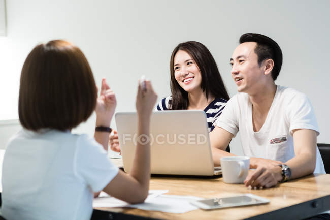 Jovem asiático pessoas trabalhando juntos no moderno escritório — Fotografia de Stock
