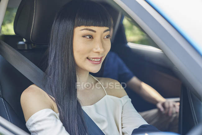 Jovem bonito asiático feminino motorista — Fotografia de Stock