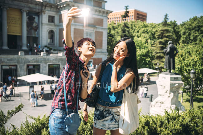 Mulheres asiáticas tirando selfie fora de um museu — Fotografia de Stock