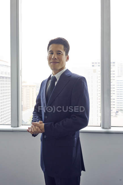 Giovane uomo d'affari di successo che lavora in ufficio moderno — Foto stock