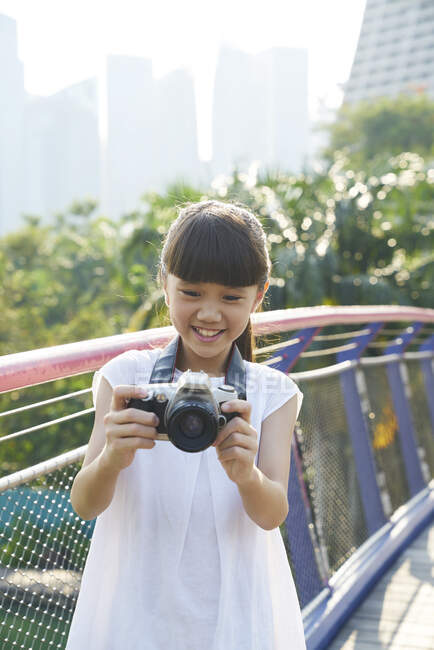 Jeune fille s'amuser avec une caméra à Gardens by the Bay, Singapour — Photo de stock