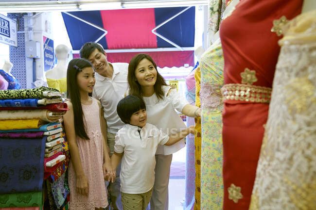 Щаслива молода азіатська сім'я разом на вуличному ринку — стокове фото