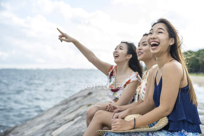 Drei junge Damen chillen am Strand. — Stockfoto
