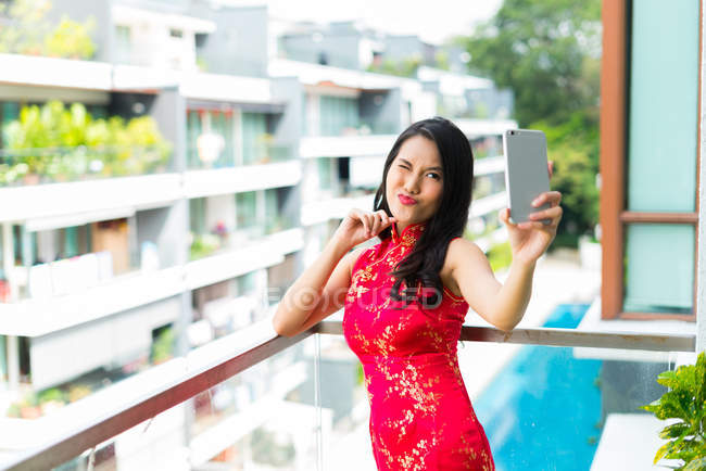 Feliz asiático mulher tomando selfie no smartphone — Fotografia de Stock