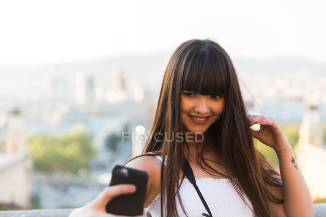 Asiatico giovane europeo donna taking selfie — Foto stock