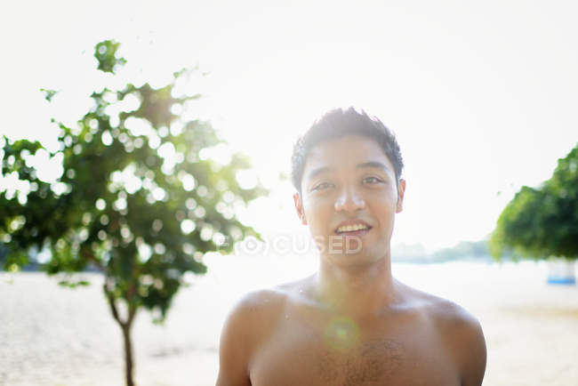 Jeune attrayant asiatique homme en plein air — Photo de stock