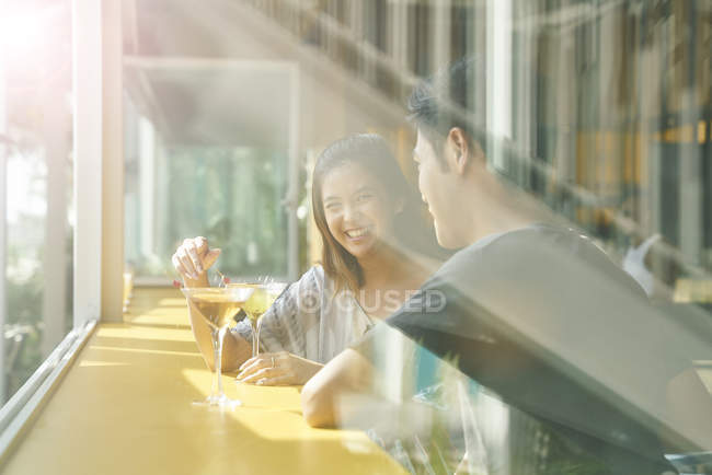 Jovem asiático casal ter data no café com bebida — Fotografia de Stock