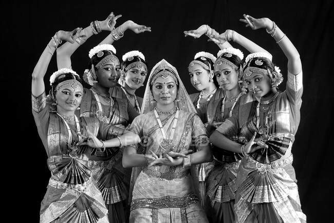 La danza clásica india, o Shastriya Nritya, es un término genérico para varias artes escénicas enraizadas en estilos religiosos de teatro musical hindú, cuya teoría y práctica se remontan al texto sánscrito Natya Shastra.. - foto de stock