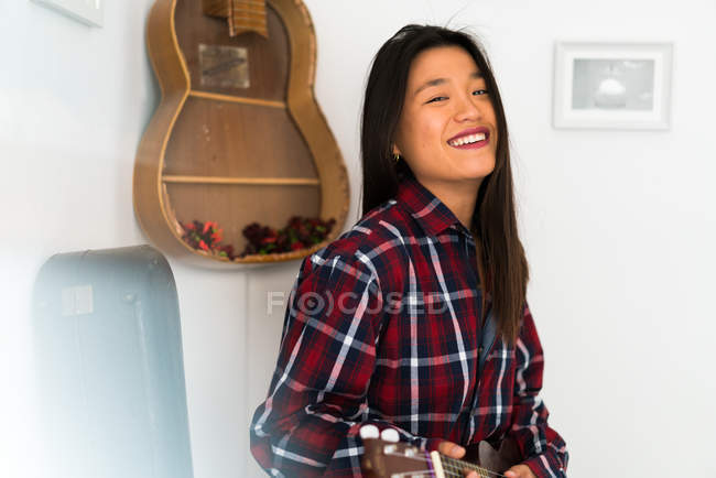Китайський досить жінка грає її гавайська гітара — стокове фото