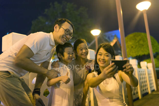 Young asian family together taking selfie — Stock Photo