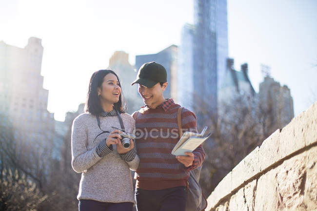 Jovem asiático casal de turistas em Central park, New York, EUA — Fotografia de Stock