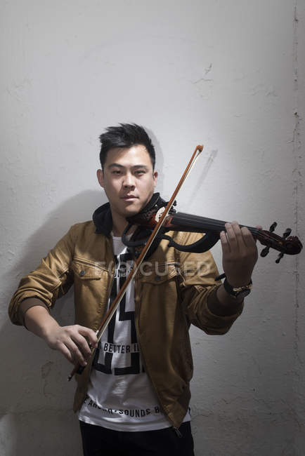 Giovane musicista asiatico maschio con violino — Foto stock