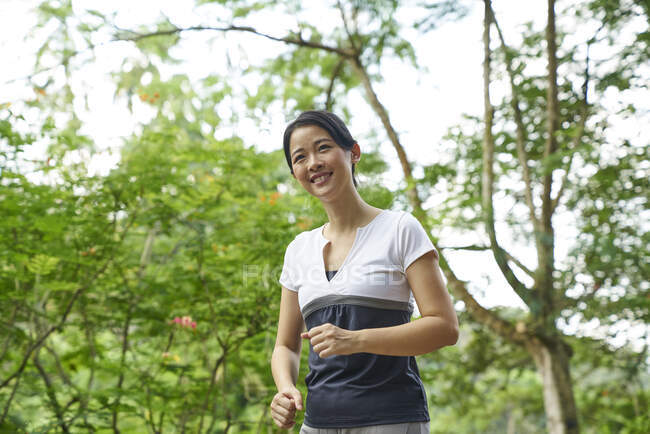 Donna che corre nei Giardini Botanici, Singapore — Foto stock