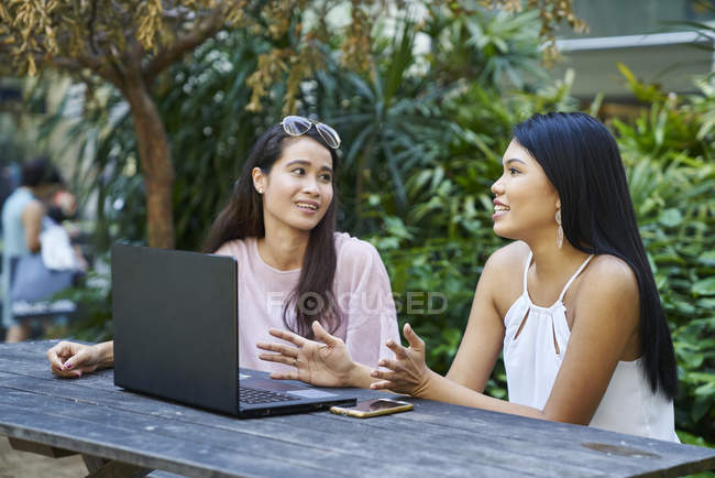 Beautiful friends having a conversation at the park — Stock Photo