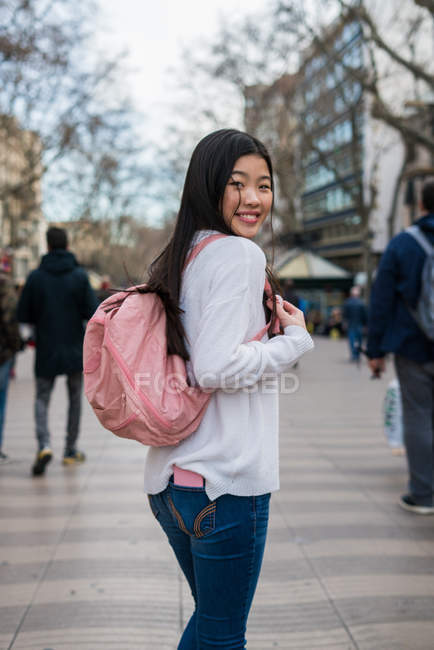 Jovem chinesa posando na rua em Barcelona — Fotografia de Stock