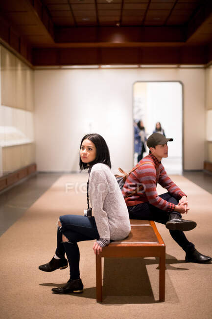 Turisti asiatici al Metropolitan Museum of Art, New York, USA — Foto stock