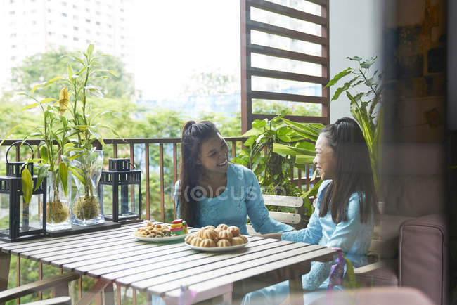 Zwei Schwestern feiern Hari Raya gemeinsam zu Hause — Stockfoto