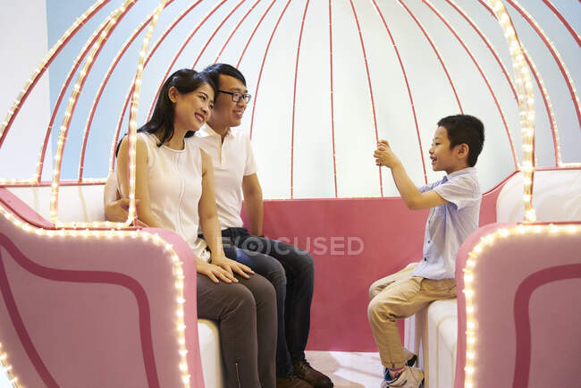 RELEASES Glückliche junge asiatische Familie beim gemeinsamen Foto — Stockfoto