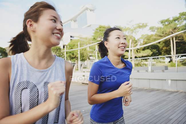 Junge asiatische Frauen laufen im Freien — Stockfoto