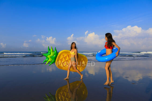 Duas meninas bonitas com flutuações a caminho das ondas do oceano
. — Fotografia de Stock