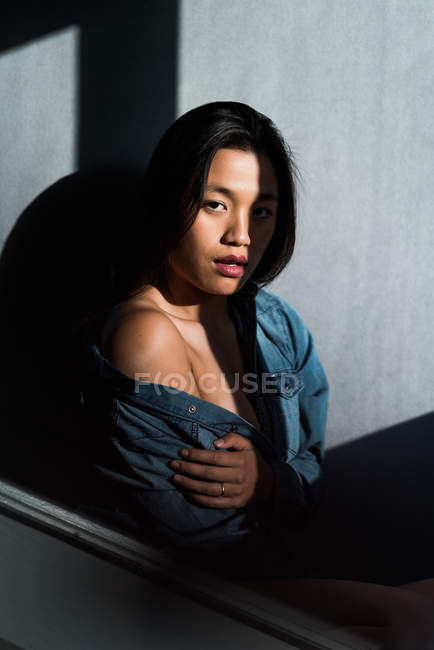 Sexy Chinese woman posing to camera — Stock Photo