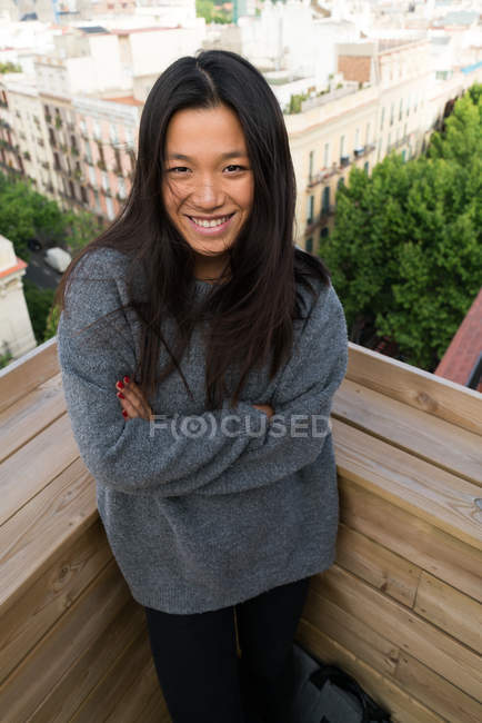 Cabello largo mujer china sonriendo a la cámara - foto de stock