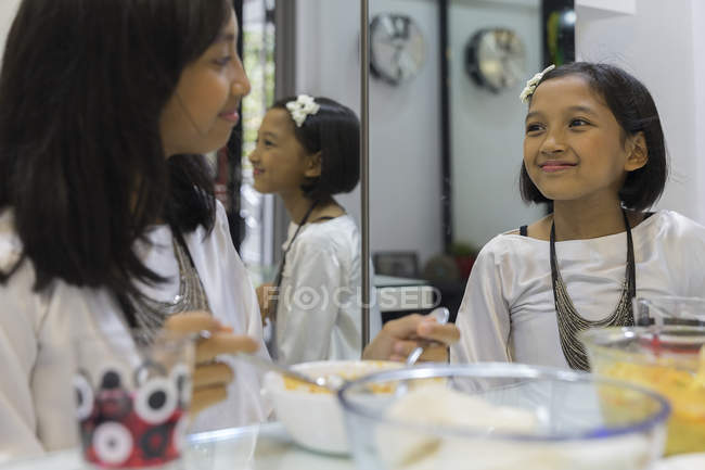 Glücklich asiatische Familie feiert hari raya zu Hause und Kochen in der Küche — Stockfoto