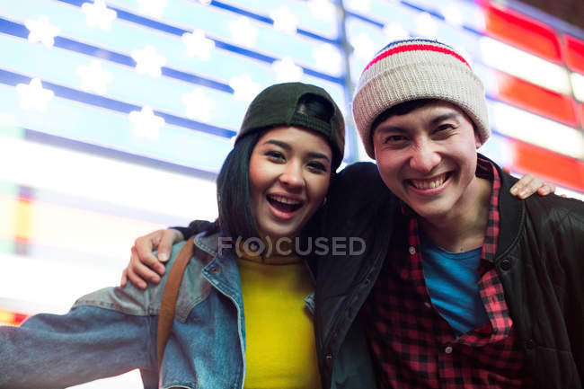 Bella coppia hanno un grande momento in Times Square, New York, Stati Uniti d'America — Foto stock
