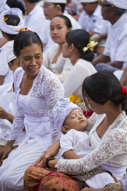 Madre e hijo y amigos en el festival Nyepi en Bali, Indonesia. Llevan la ropa tradicional.. - foto de stock
