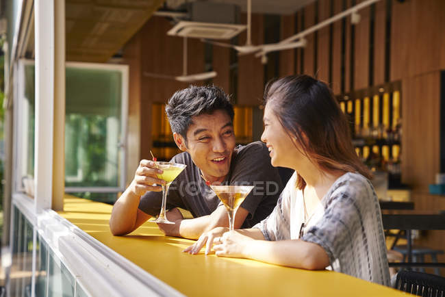 Giovane coppia asiatica avendo data in caffè — Foto stock