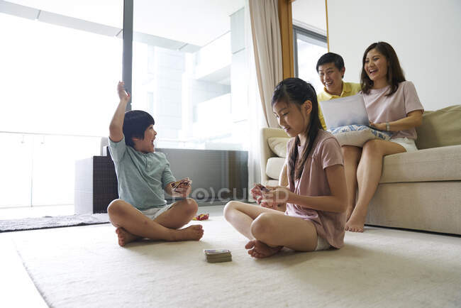 Щаслива молода азіатська сім'я разом проводить час вдома — стокове фото