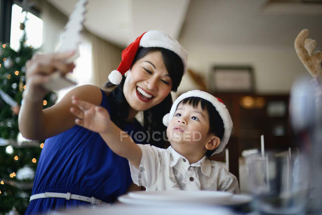 Felice famiglia asiatica che celebra il Natale insieme a casa — Foto stock