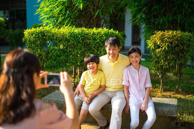РЕЛИЗНЫ Семья фотографирует вместе на открытом воздухе — стоковое фото