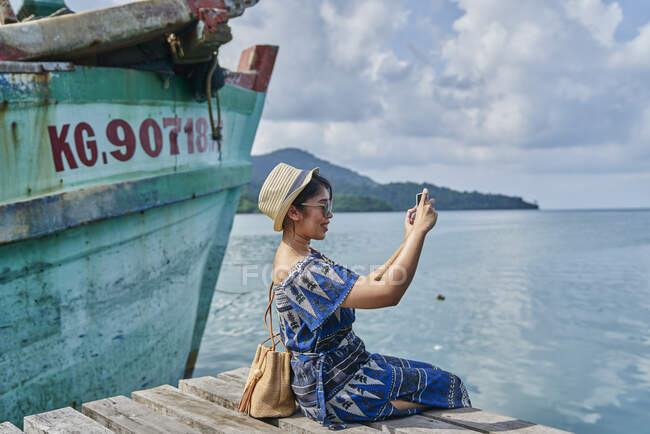 RELEASES Молода жінка робить фотографії в Бань Ао Яй Риболовецькому селі — стокове фото