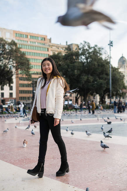 Young chinese woman on streets of Barcelona — Stock Photo