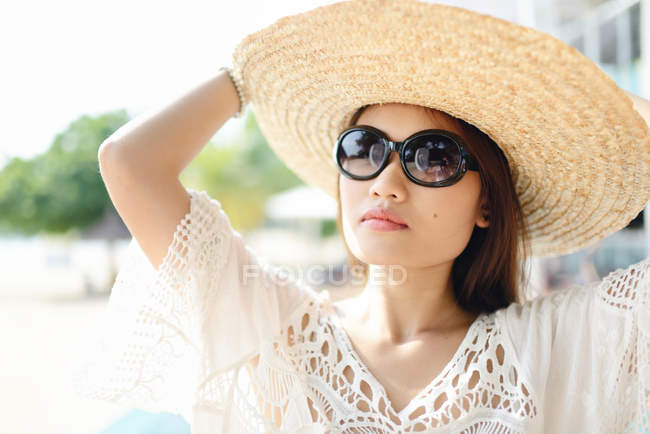 Retrato de bela jovem asiática mulher em chapéu de palha — Fotografia de Stock
